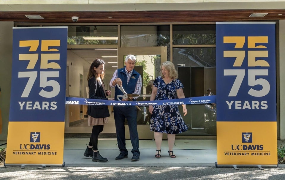 Dean Stetter and Provost Croughan cut the ribbon at the ribbon-cutting ceremony for the grand opening of the Center for Advanced Veterinary Surgery.